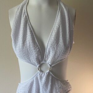 Chic White Textured Swimsuit with Cutout